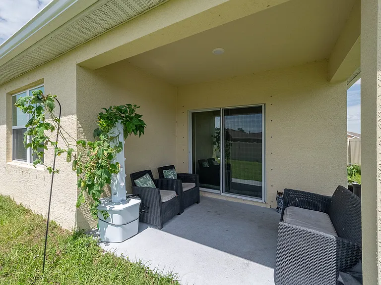 1075 Trinity St — Photo 31