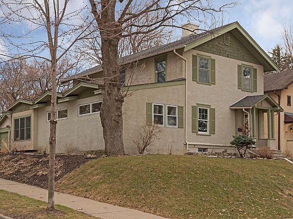LIVING ROOM ENTRYWAY WOULD BE PERFECT FOR A BABY GRAND PIANO.