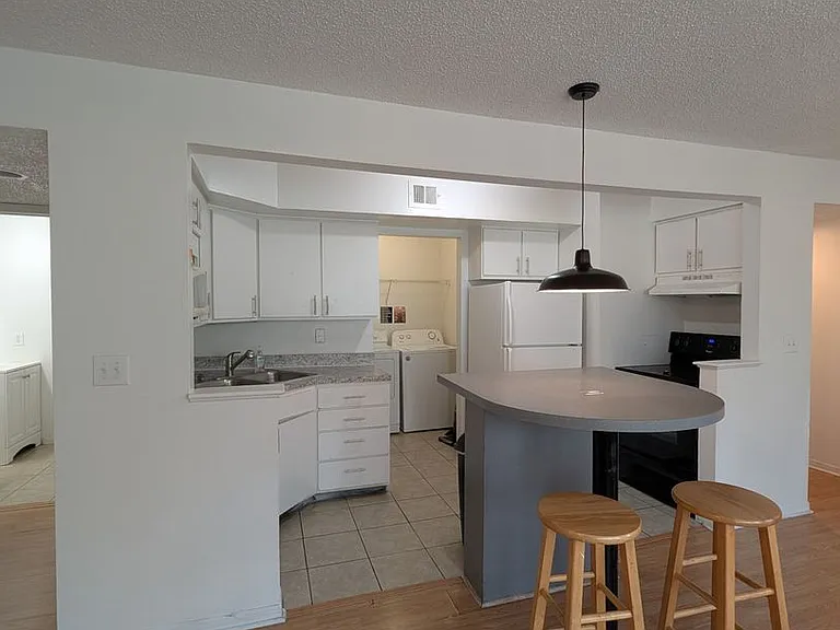 2601 SW Archer Rd #A203 — Photo 3