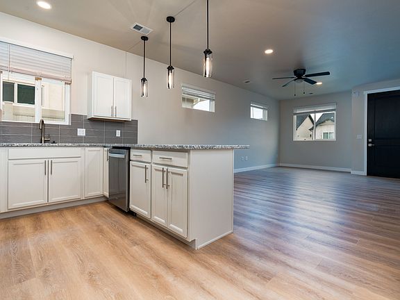 3rd image of 262 Maggie Dr