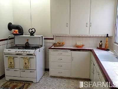 5th image of 569 Holyoke St