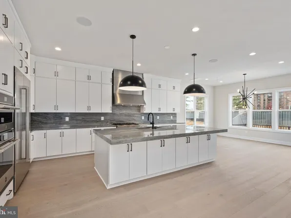 884 N Manchester St, Arlington, VA 22205