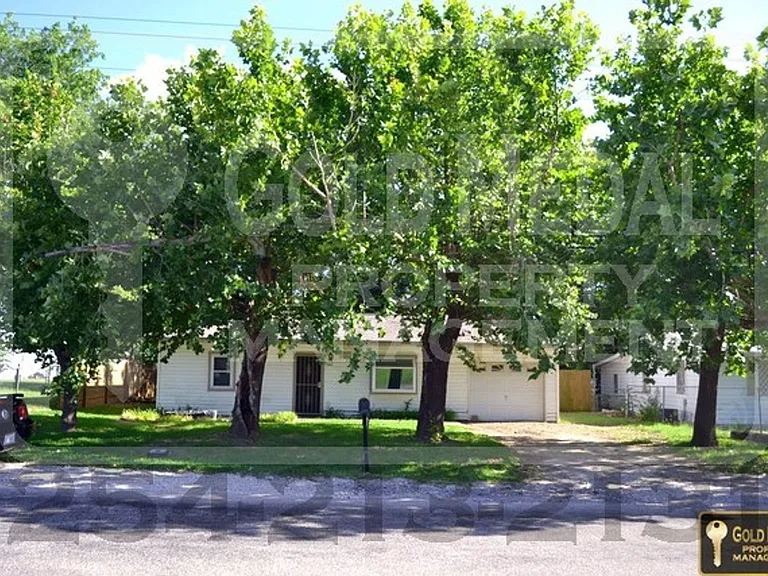 1208 E Avenue H — Photo 2