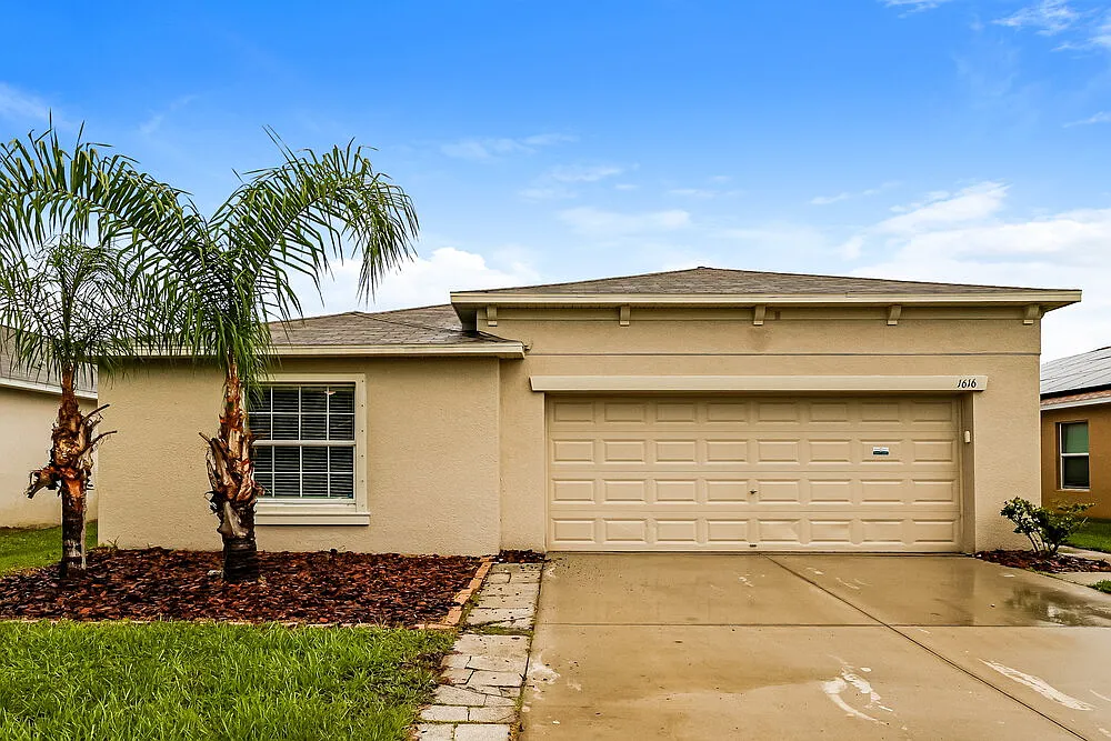 4 bed, 2.0 bath, 1826 sqft, $2,165 — Photo 1
