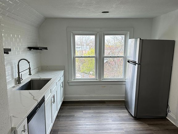3rd image of 822 E Burleigh St #B