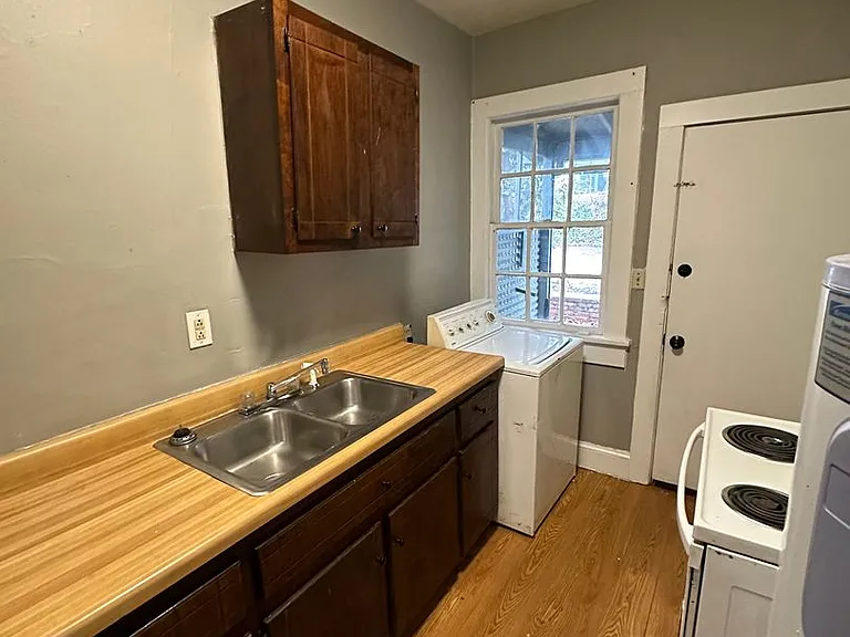 403 S Broad St SW — Photo 3