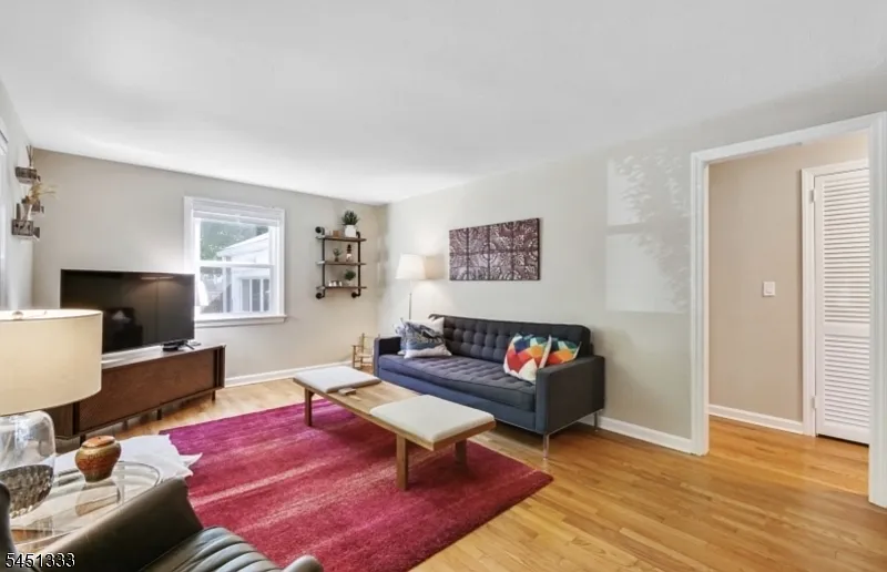 4 bed, 2.0 bath, 1256 sqft, $3,600 — Photo 3