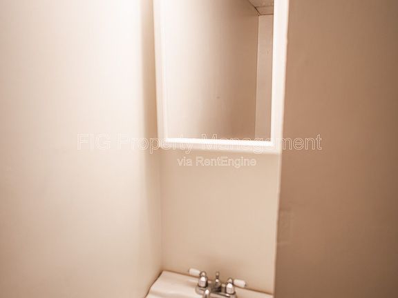 5th image of 707 W Race St #11