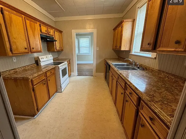 4325 Woodlawn Ave — Photo 2