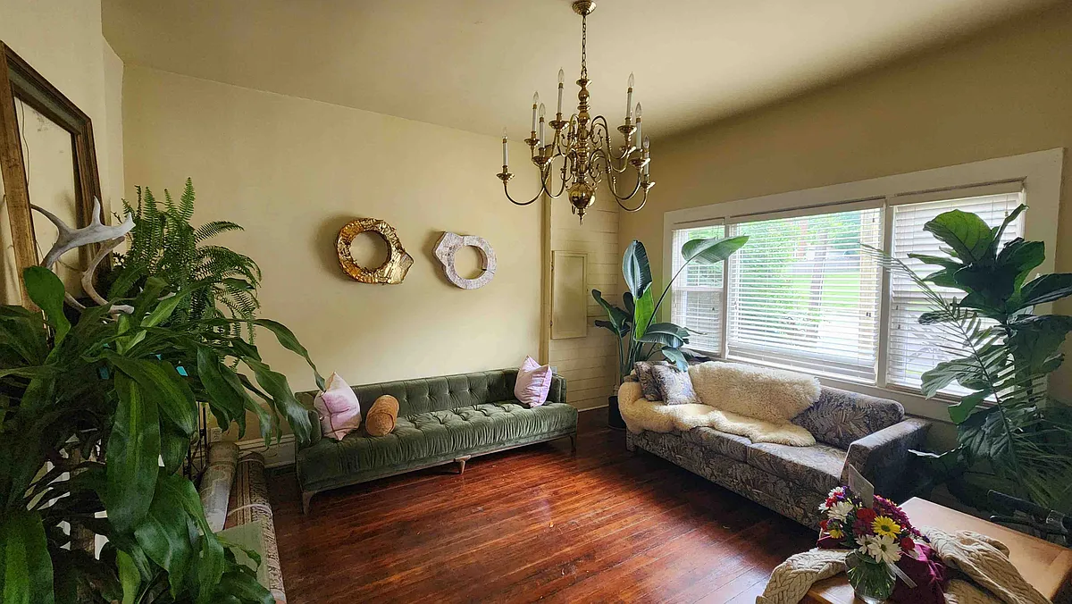 Shared livingroom - 418 Silver Maple Way