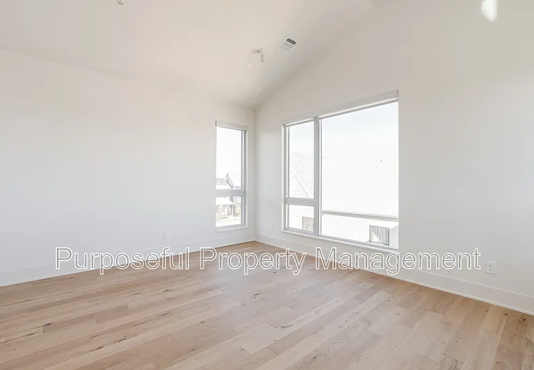 934 Hangar Dr #9 — Photo 9