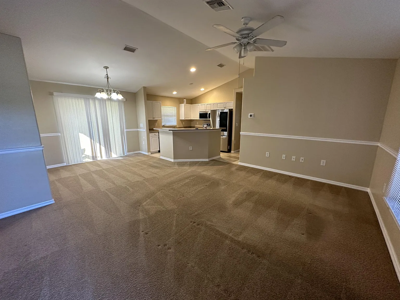 2901 33 St SW - 1 — Photo 2
