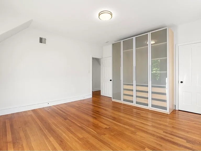 31 Station St — Photo 11