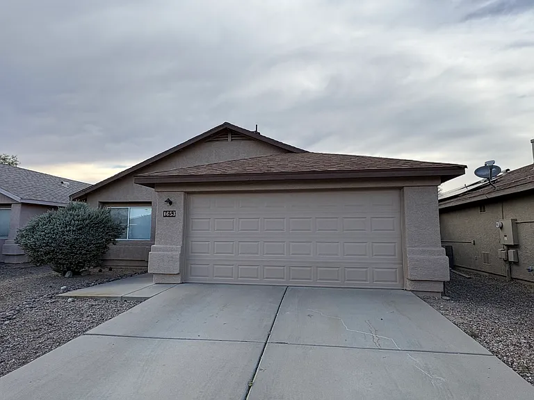 1653 E Saint Apollonia St — Photo 1