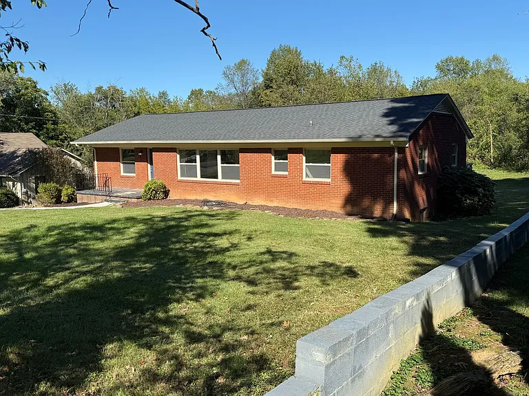 424 Bridge View Rd — Photo 2