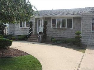 21 S Arizona Rd, West Babylon, NY 11704