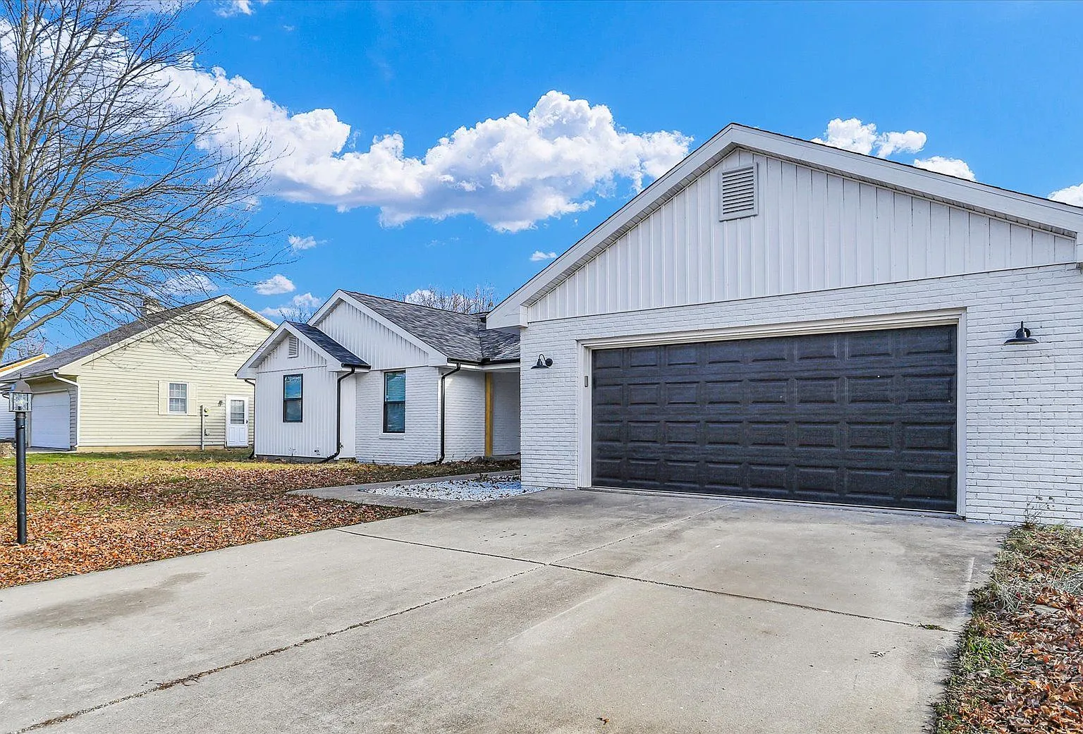 Charming 3-Bedroom Home with Private Backyard Retreat — Photo 3