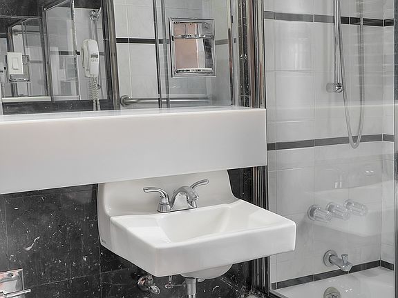 5th image of 245 E 24th St APT 15D