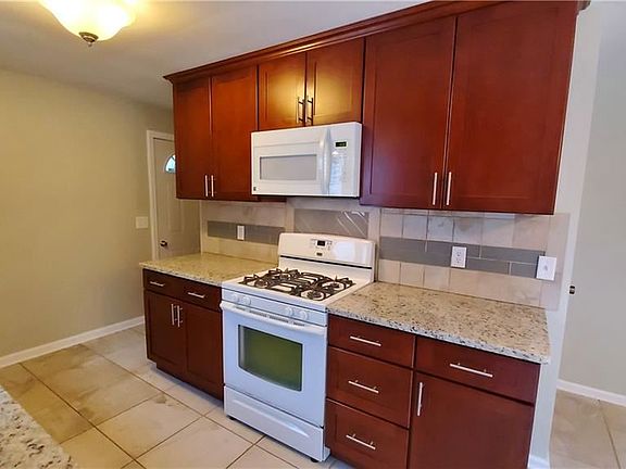 3rd image of 506 Glenview Ct