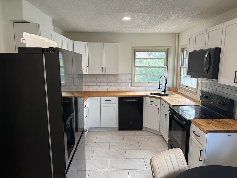 1018 Bowler St — Photo 2