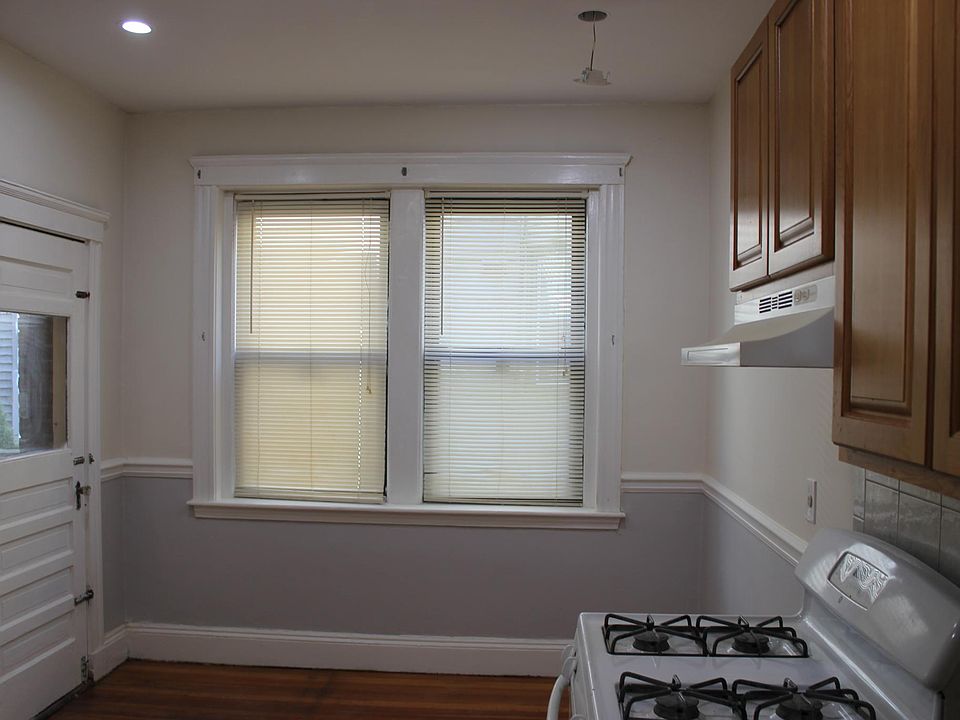 Kitchen 9.5' x 14.5'