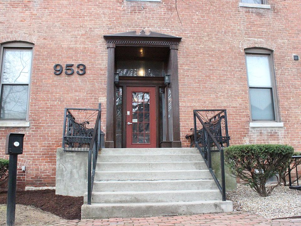 Front entry with view of everything in Fountain Square