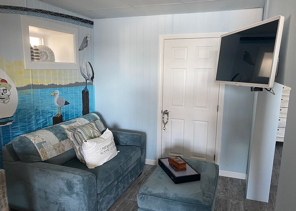 Sitting area. Loveseat is also a twin Pullout bed