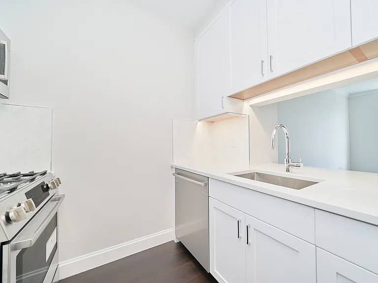 160 Riverside Blvd #18F — Photo 8