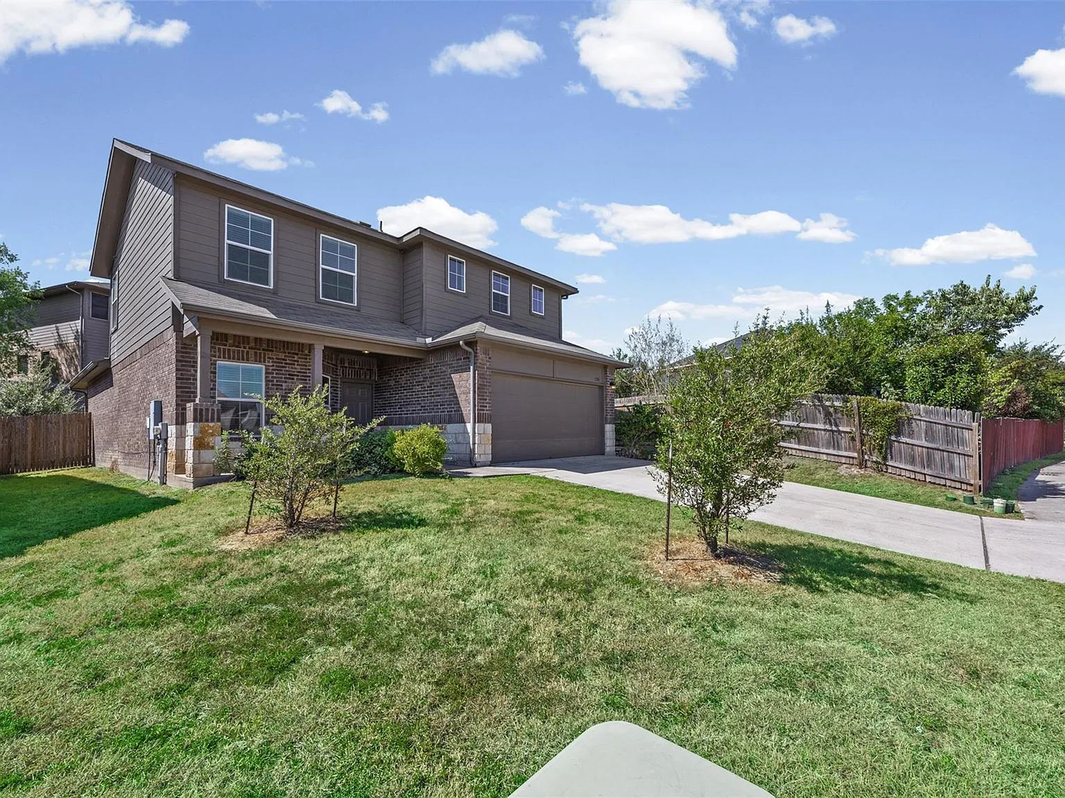 4 bed, 2.5 bath, 2341 sqft, $2,250 — Photo 2