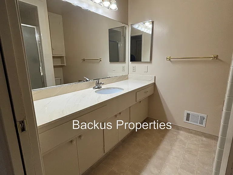 1150 San Diego Dr — Photo 15
