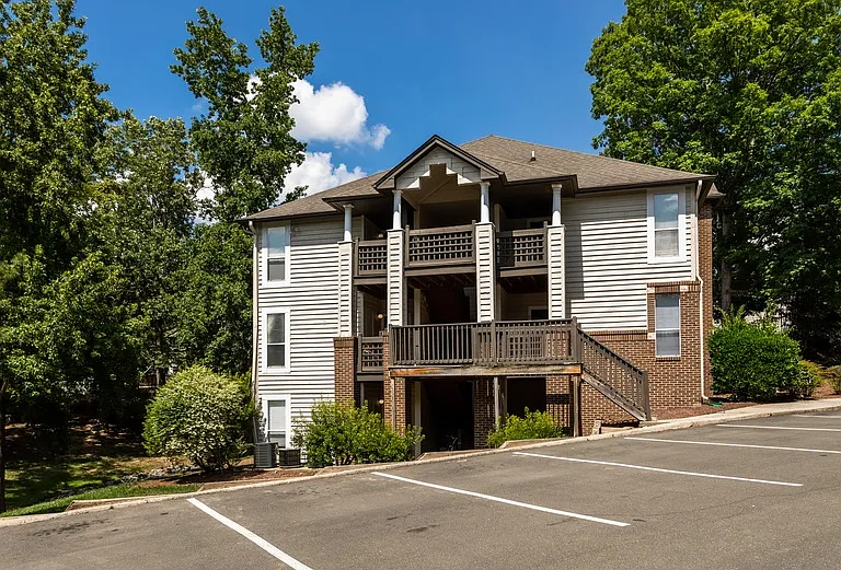 University Ridge Apartments — Photo 31