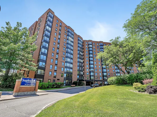 80 Sandcastle Dr #704, Ottawa, ON K2H 9E7