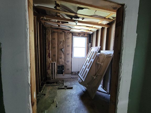 4th image of 166 Farley Pl
