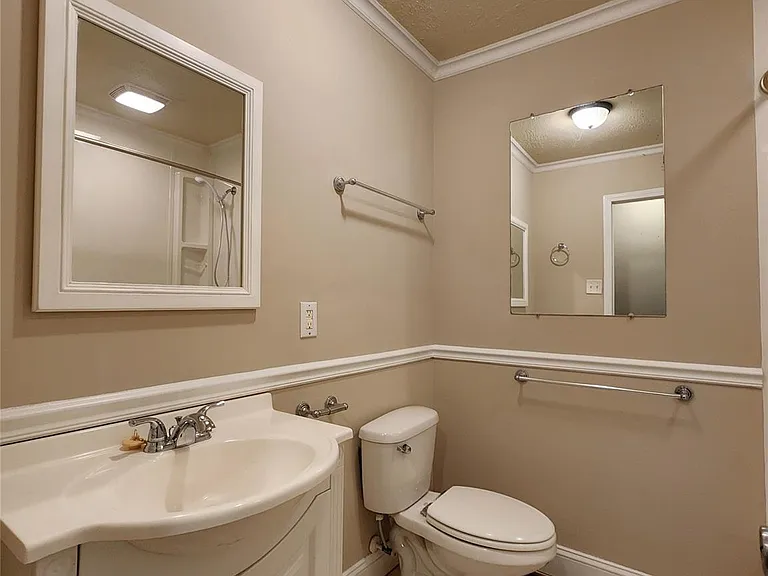 1052 Rembrandt Dr SW — Photo 8