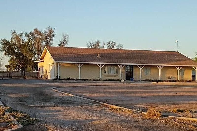 2nd image of 521 E Robinson Rd