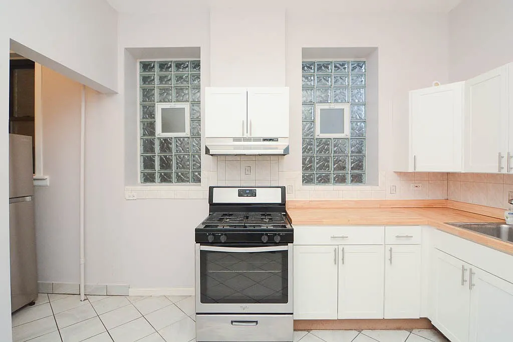 Astounding 2 Bed, 1 Bath at Belmont + Leavitt (Roscoe Village) — Photo 4
