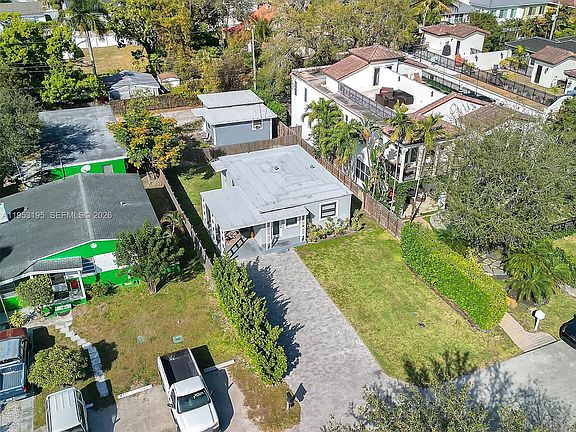 5th image of 607 SW 10th St