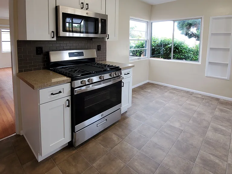 4747 Saratoga Ave — Photo 4