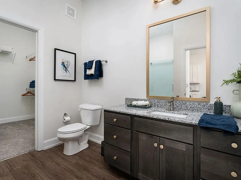 Skytop Apartments — Photo 5