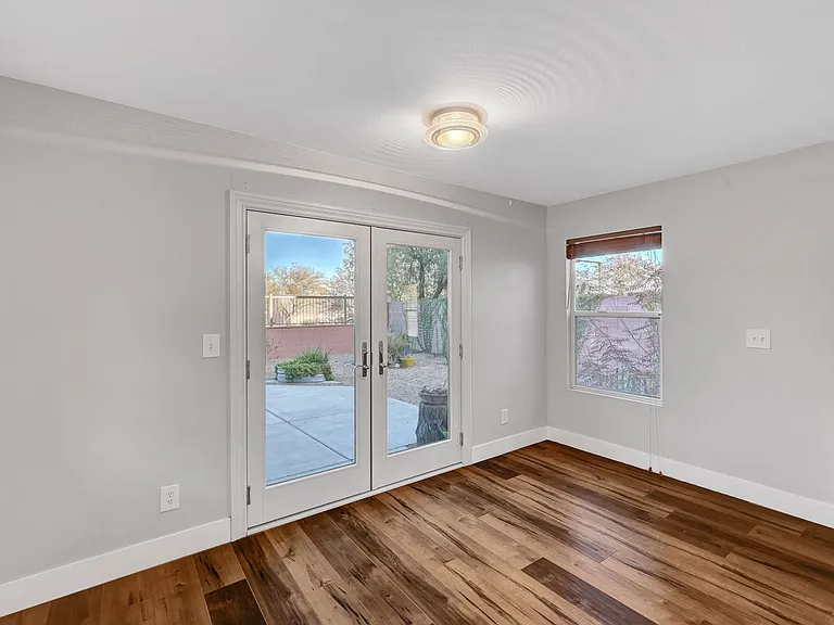 812 Sistine St — Photo 9