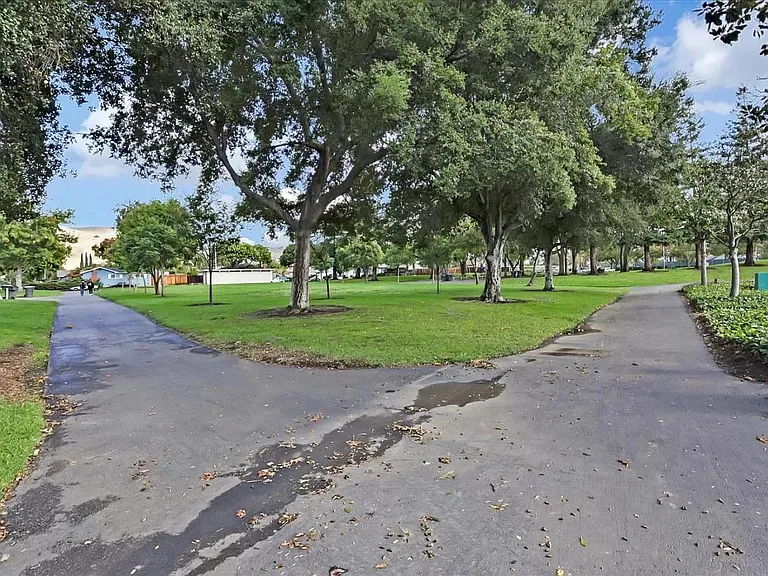 1655 Crater Lake Ave — Photo 35