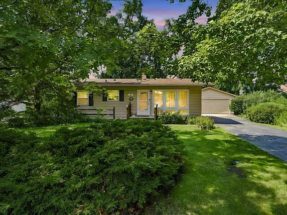 2nd image of 2402 Manor Ln