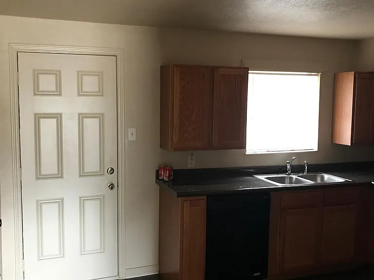 1009 Raney St — Photo 4