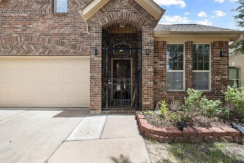 4 bed, 2.0 bath, 2191 sqft, $2,200 — Photo 2