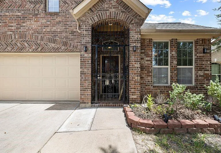 12610 Redbud Villa Ln — Photo 2