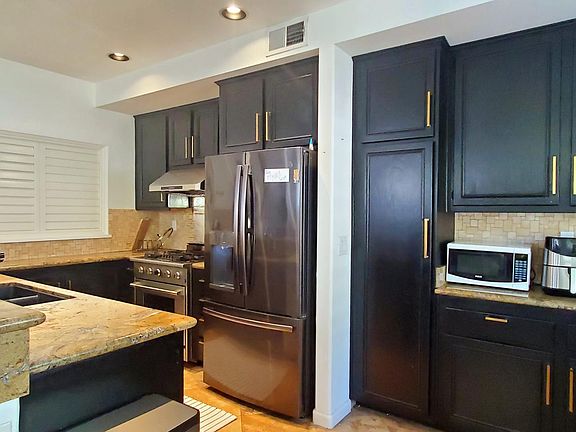 3rd image of 2086 Lakeshore Dr