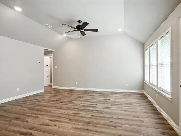 122 Elm Ln — Photo 2