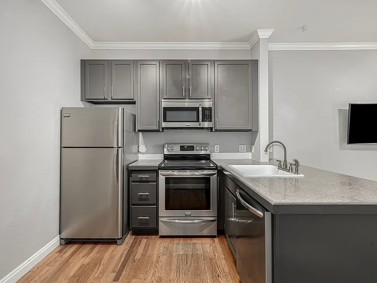 2482 W Argyle Pl — Photo 7
