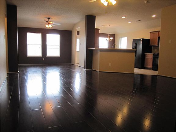 3rd image of 2010 Vermillion Oak St