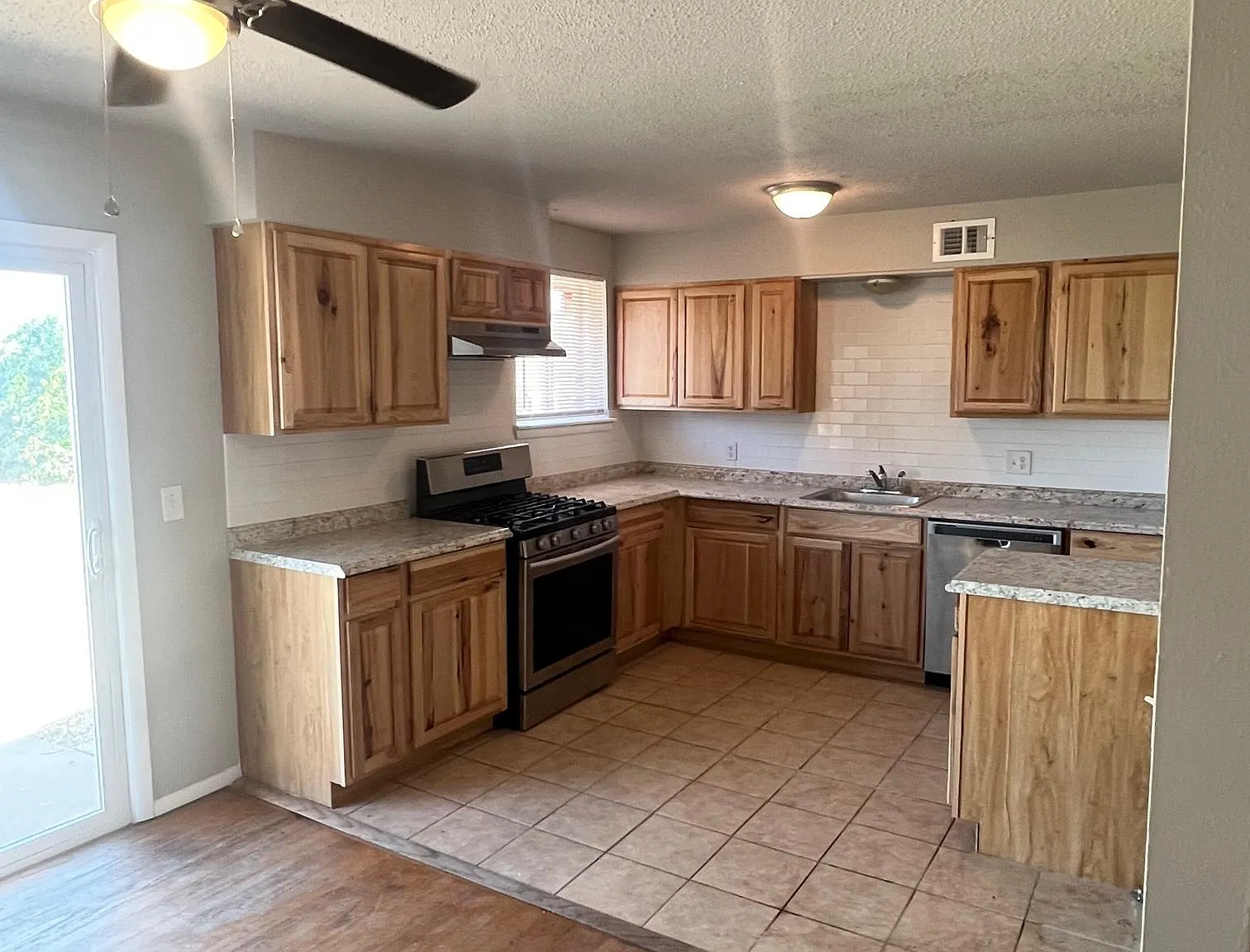 3 bed, 860 sqft, $1,095 — Photo 4